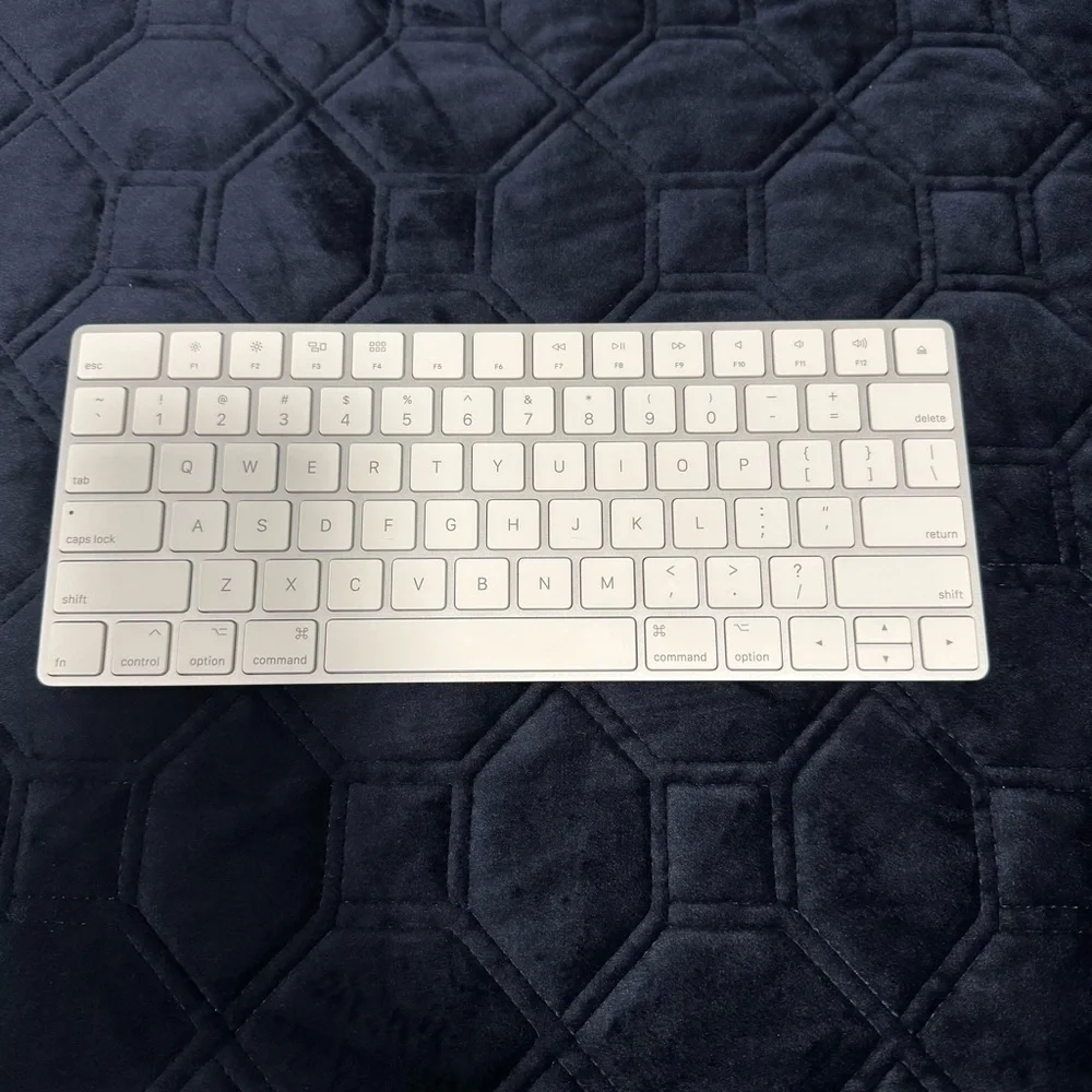 Apple Magic Keyboard- Lightening Port